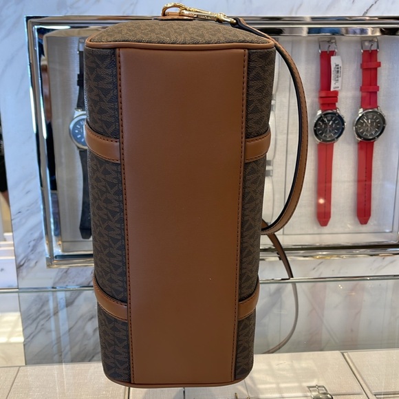 MICHAEL KORS JST TRAVEL MD DUFFLE SATCHEL SHOULDER CROSSBODY BAG MK BROWN
NWT - Picture 9 of 16